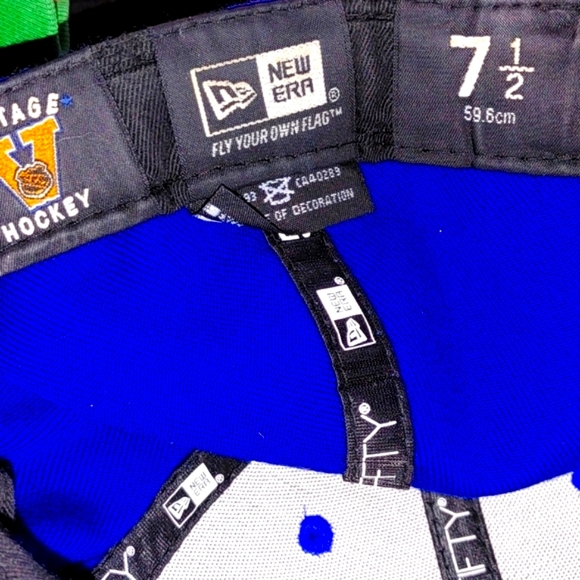 TORONTO MAPLE LEAFS RUG+HATS + GLOVES - Picture 9 of 9